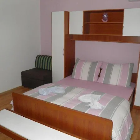 Angela - With Beautiful Courtyard Apartment *