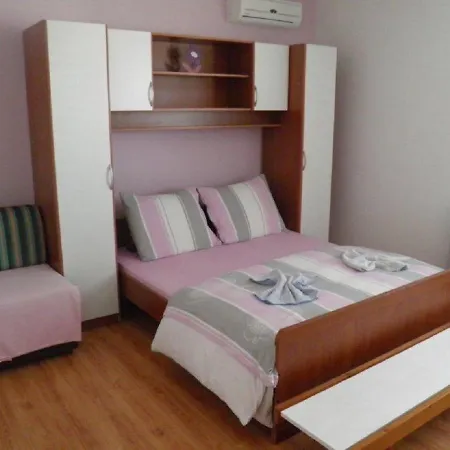 Apartment Angela - With Beautiful Courtyard Brela