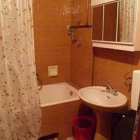 Angela - With Beautiful Courtyard Apartment