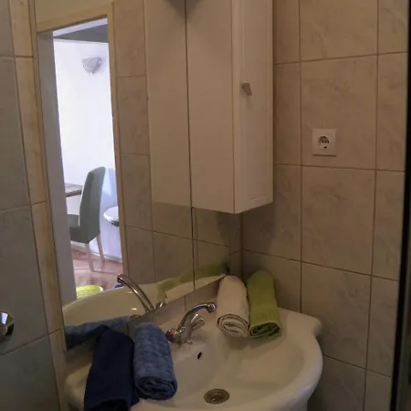 Angela - With Beautiful Courtyard Apartment *
