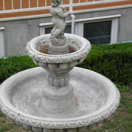 Angela - With Beautiful Courtyard * Brela