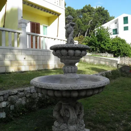 Angela - With Beautiful Courtyard Apartment *
