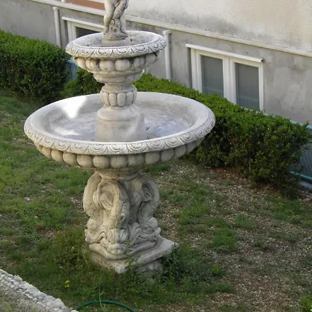 Angela - With Beautiful Courtyard Apartment Brela