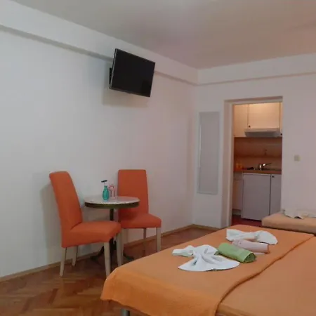 Angela - With Beautiful Courtyard Apartment *
