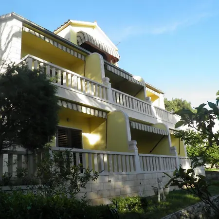 Apartment Angela - With Beautiful Courtyard *