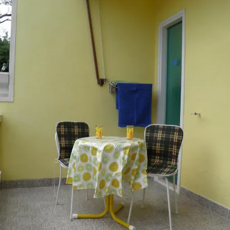 Angela - With Beautiful Courtyard * Brela